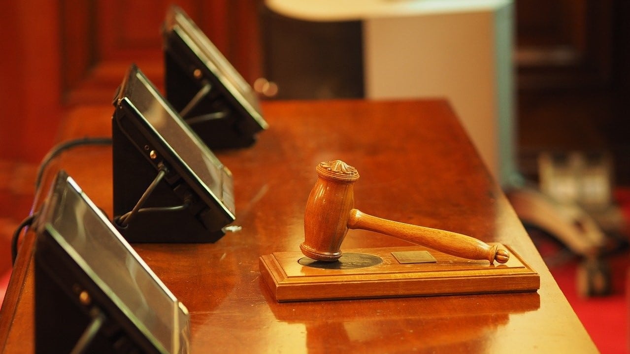 Justiz im Stau: Bild- und Tonübertragung erlauben?